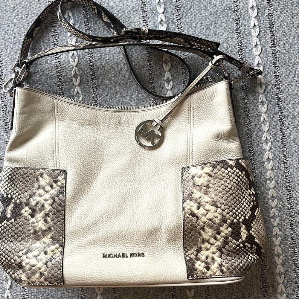 Michael Kors Ivory/grayish-beige shoulder bag and messenger strap.